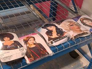 lot 1275 image: Lot of (5) Womens Assorted Wigs