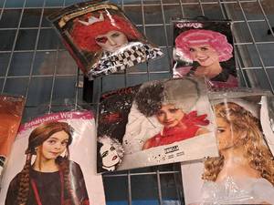 lot 1277 image: Lot of (5) Womens Assorted Wigs
