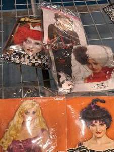 lot 1278 image: Lot of (5) Womens Assorted Wigs