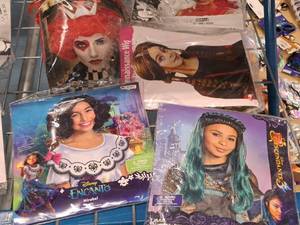 lot 1280 image: Lot of (5) Womens Assorted Wigs