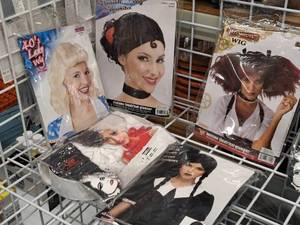 lot 1281 image: Lot of (5) Womens Assorted Wigs