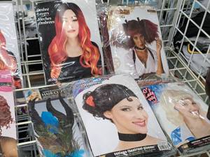 lot 1283 image: (4) Womens Wigs and (1) Hair Clip