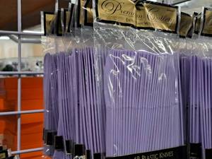 lot 1058 image: Lot of (10 Packs) Plastic Knives 48-count ( 480 Total Items )