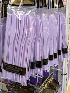 lot 1061 image: Lot of (15 Packs) Plastic Knives 20-count ( 300 Total Items )