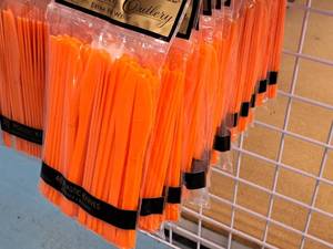 lot 1068 image: Lot of (15 Packs) Plastic Knives 48-count ( 720 Total Items )