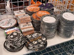 lot 1317 image: Assorted Halloween Supplies - Plates, Napkins