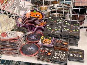lot 1318 image: Assorted Halloween Supplies - Plates, Napkins