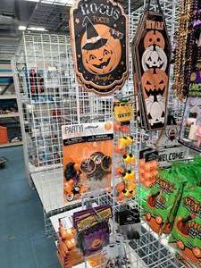 lot 1329 image: Assorted Halloween Dcor