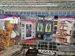 lot 1366 image: Assorted Halloween Wall and Window Dcor