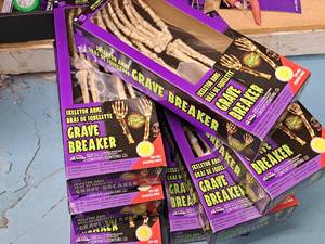 lot 1371 image: Lot of (7 Boxes) Grave Breaker String Lights