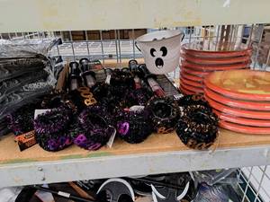 lot 1378 image: Assorted Halloween DcorSupplies - Cauldrons, Plates, Plastic Blades