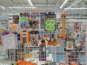 lot 1404 image: Assorted Halloween DcorSupplies