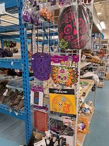 lot 1431 image: Assorted Halloween Dcor