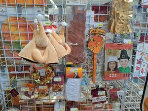 lot 1452 image: Assorted Thanksgiving Dcor