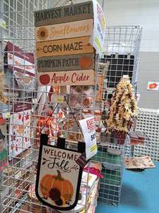 lot 1453 image: Assorted Thanksgiving Dcor