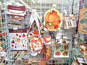 lot 1457 image: Assorted Thanksgiving Dcor