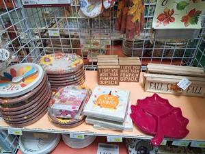 lot 1459 image: Assorted Thanksgiving Dcor - Plates, Napkins, Dcor