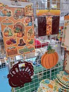 lot 1462 image: Assorted Thanksgiving Dcor