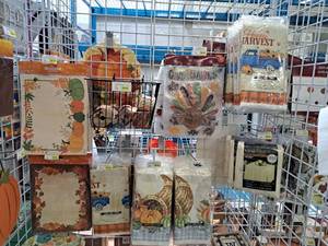 lot 1463 image: Assorted Thanksgiving Dcor