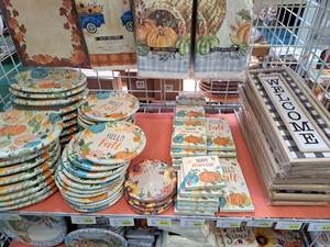 lot 1464 image: Assorted Thanksgiving Dcor - Plates, Napkins, Wall Dcor