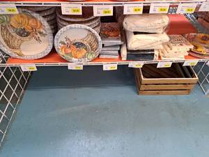 lot 1465 image: Assorted Thanksgiving Dcor - Plates, Napkins, Tablecloths