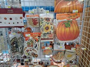 lot 1466 image: Assorted Thanksgiving Dcor