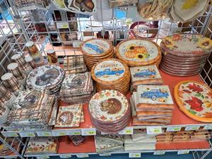 lot 1467 image: Assorted Thanksgiving Dcor - Plates, Cups, Napkins