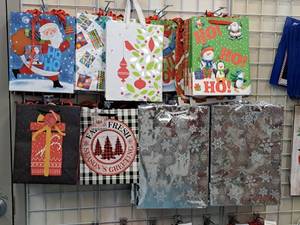 lot 1480 image: Assorted Holiday Gift Bags