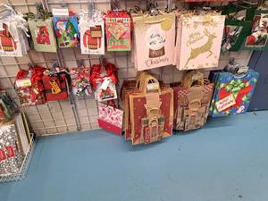 lot 1483 image: Assorted Gift Bags