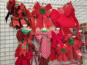lot 1488 image: Assorted Holiday Bows