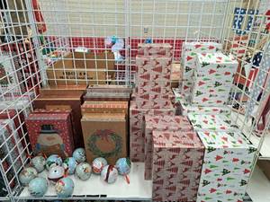 lot 1520 image: Assorted Holiday Gift Boxes