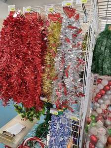 lot 1533 image: Assorted Holiday Garland Dcor