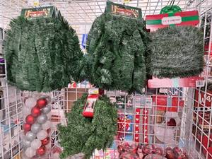 lot 1535 image: Assorted Holiday Garland Dcor