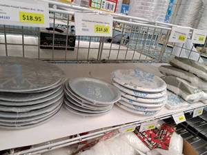 lot 1632 image: Assorted Holiday Plates, Napkins, Snow Confetti