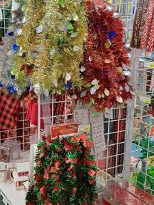lot 1549 image: Assorted Holiday Garland Dcor