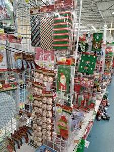 lot 1555 image: Assorted Holiday Dcor Supplies - Treat Bags, Baking Cups, Party Bags