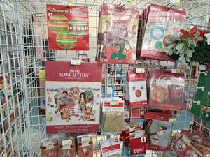 lot 1558 image: Assorted Holiday Decorating Accessories