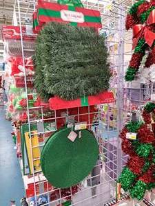 lot 1567 image: Holiday Gardland and Placemats