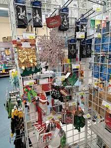 lot 1579 image: Assorted Holiday Decorations