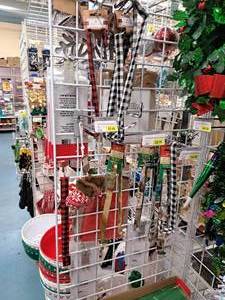 lot 1584 image: Assorted Wreath Hangers