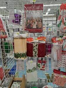lot 1596 image: Assorted Holiday DcorAccessories - Centerpieces, Tablecloths