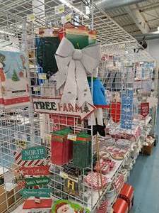 lot 1616 image: Assorted Holiday Dcor - Streamers, Signs, Bows, Napkins