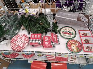 lot 1619 image: Assorted Mini Christmas Trees, Table Runners, Plates, Napkins