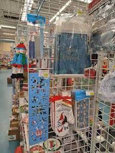 lot 1623 image: Assorted Holiday Dcor - Tablecovers, Oven Mitts, Fans, Curtains, Utensils