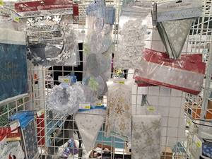 lot 1624 image: Assorted Holiday Dcor - Banners, Ceiling Dcor, Garland