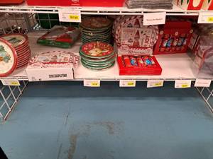 lot 1552 image: Assorted Christmas Dcor and Novelties - Sock Hangers, Crackers, Plates