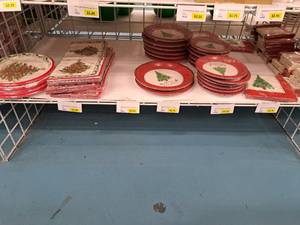 lot 1557 image: Assorted Holiday Plates and Napkins