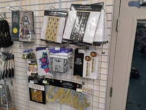 lot 1734 image: Assorted New Years Dcor