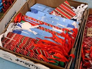 lot 1666 image: Lot of (1 Box) Assorted Holiday Bottle Gift Bags 3x4-34x14