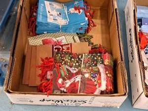 lot 1665 image: Lot of (1 Box) Assorted Holiday Gift Bags 3-12x7x9